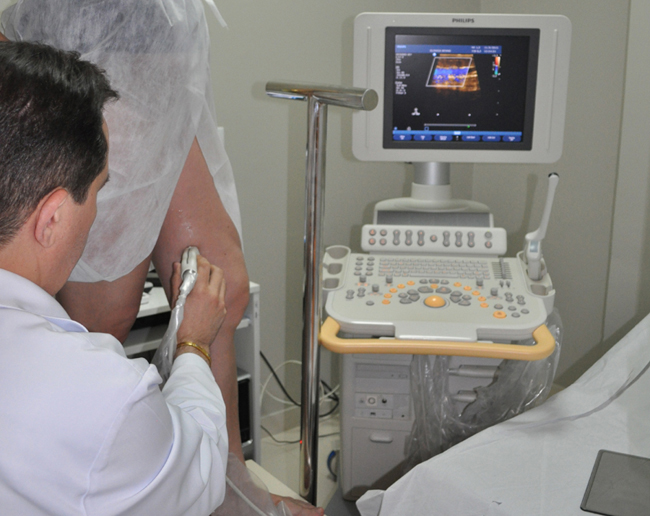 Dr. Eduardo Sisterolli realizando ecodoppler